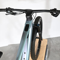 Vue de dessus du guidon et du cadre bleu clair du vélo électrique Scott Lumen eRide 900 de Loop Sports