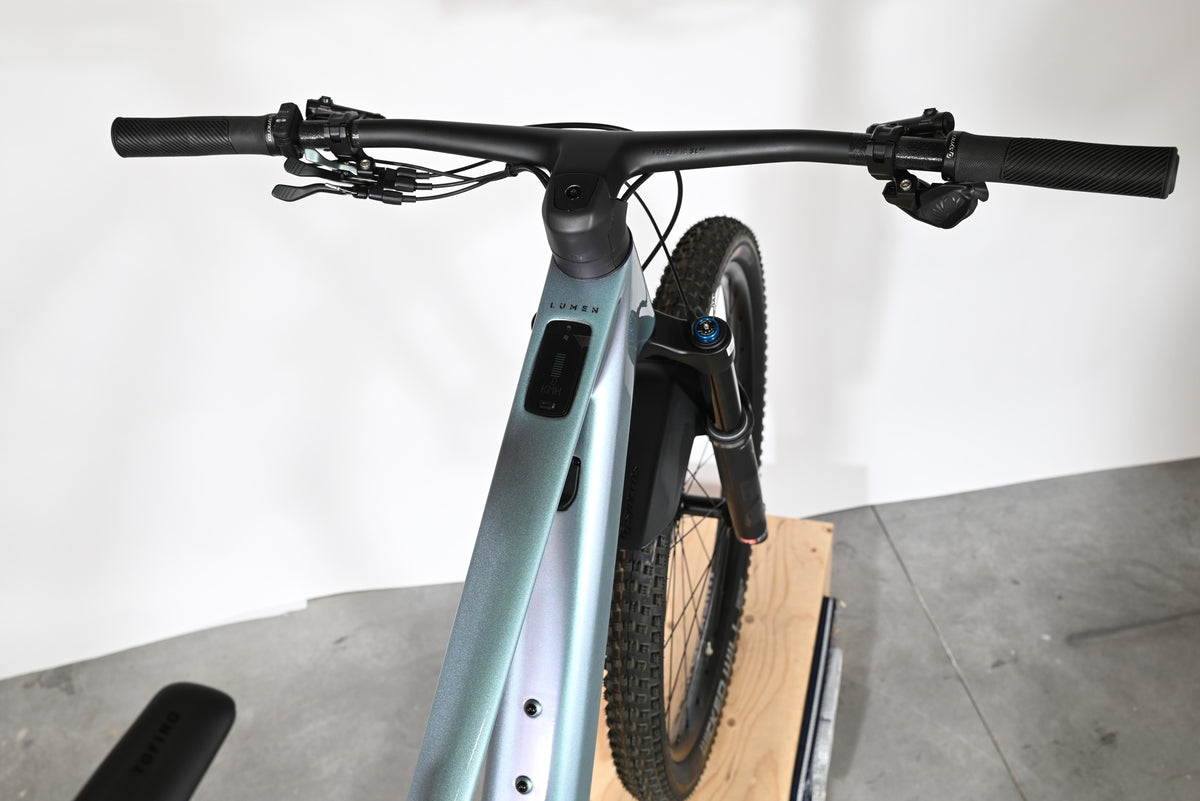 Vue de dessus du guidon et du cadre bleu clair du vélo électrique Scott Lumen eRide 900 de Loop Sports