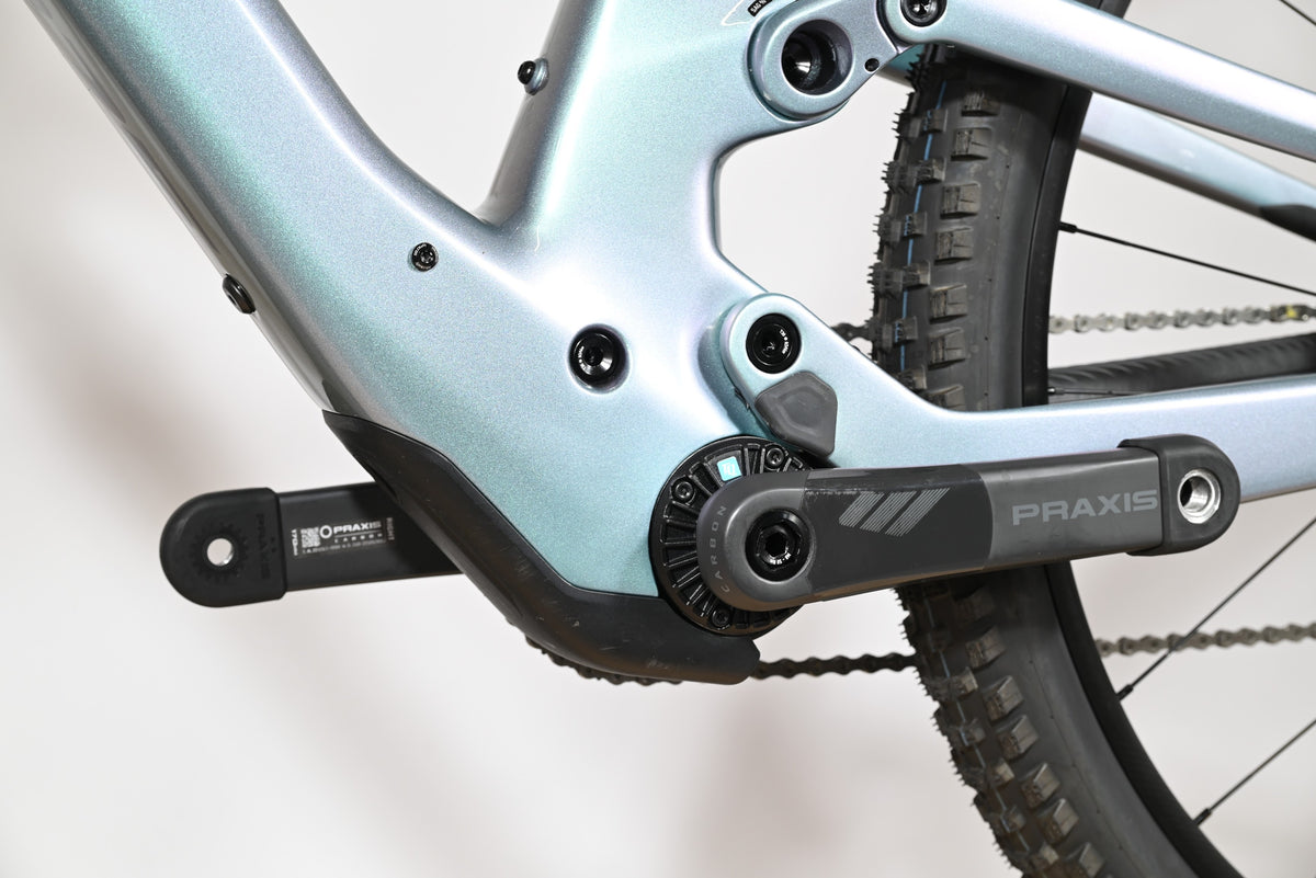 Gros plan sur le cadre bleu irisé et le pédalier en carbone Praxis du vélo électrique Loop Sports Scott Lumen eRide