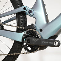 Gros plan sur le pédalier Praxis et le cadre bleu métallisé du vélo électrique Loop Sports Scott Lumen eRide 900