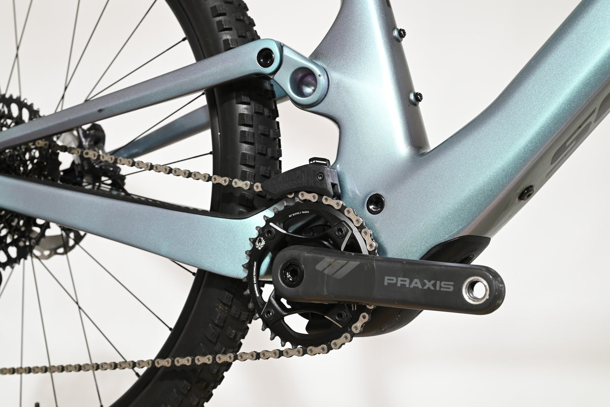 Gros plan sur le pédalier Praxis et le cadre bleu métallisé du vélo électrique Loop Sports Scott Lumen eRide 900