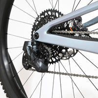 Gros plan sur la transmission arrière et le dérailleur SRAM GX du vélo électrique Scott Lumen eRide 900 Loop Sports