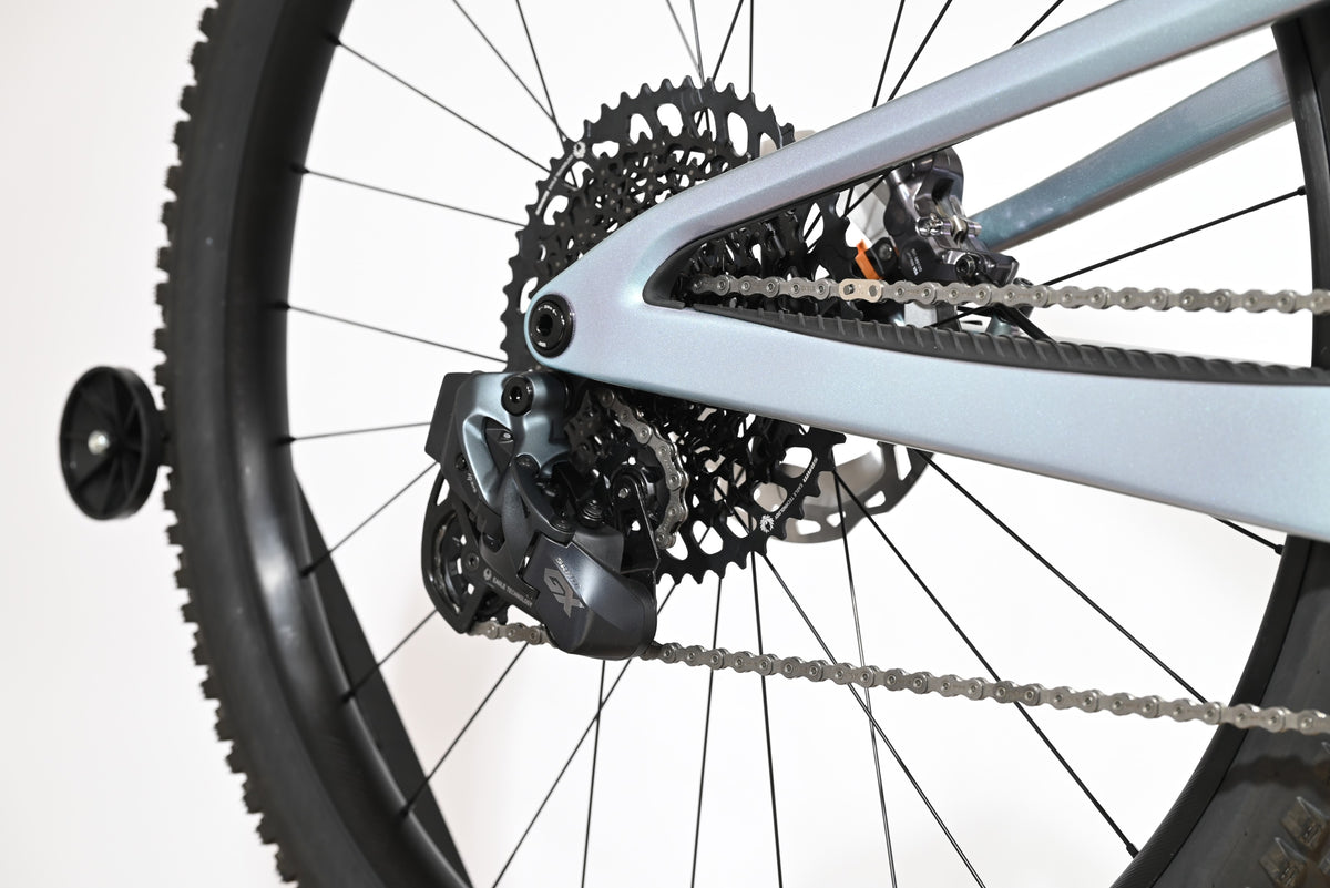 Gros plan sur la transmission arrière et le dérailleur SRAM GX du vélo électrique Scott Lumen eRide 900 Loop Sports