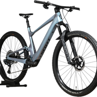 VTT électrique Scott Lumen eRide 900 bleu clair de Loop Sports sur support en bois, vue latérale
