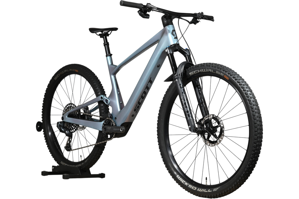 VTT électrique Scott Lumen eRide 900 bleu clair de Loop Sports sur support en bois, vue latérale