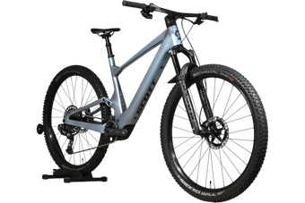VTT électrique Scott Lumen eRide 900 bleu clair de Loop Sports sur support en bois, vue latérale