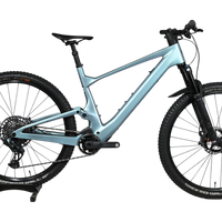 VTT électrique Scott Lumen eRide 900 bleu clair de Loop Sports sur un support en bois