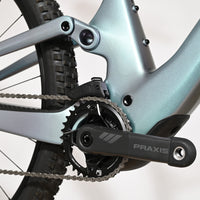 Gros plan sur le pédalier Praxis et le cadre bleu métallisé du vélo électrique Scott Lumen eRide 900 chez Loop Sports