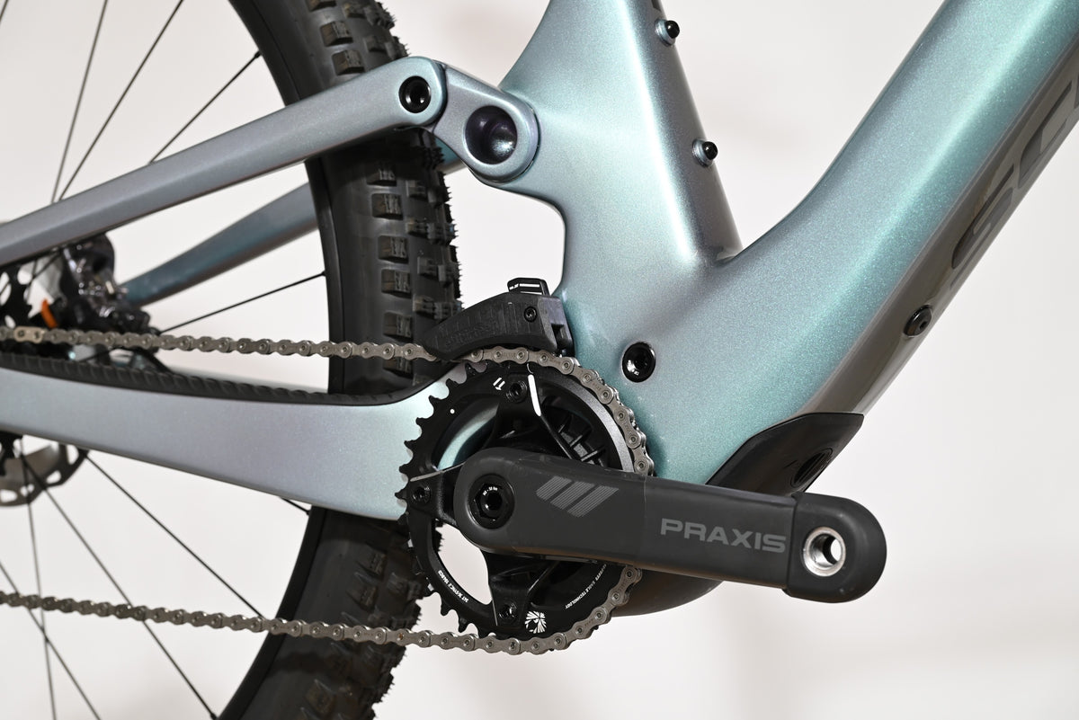 Gros plan sur le pédalier Praxis et le cadre bleu métallisé du vélo électrique Scott Lumen eRide 900 chez Loop Sports
