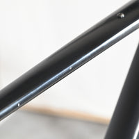 Gros plan sur le cadre noir mat du vélo Scott Metrix 30 EQ 2024 chez Loop Sports