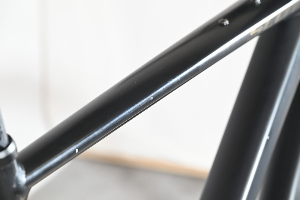Gros plan sur le cadre noir mat du vélo Scott Metrix 30 EQ 2024 chez Loop Sports