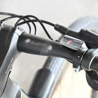 Vue rapprochée du guidon noir du vélo Scott Metrix 30 EQ 2024 avec manettes de vitesse Loop Sports