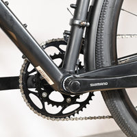 Gros plan sur le pédalier Shimano noir du vélo Scott Metrix 30 EQ 2024 chez Loop Sports