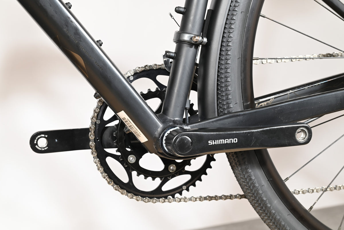 Gros plan sur le pédalier Shimano noir du vélo Scott Metrix 30 EQ 2024 chez Loop Sports