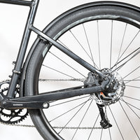 Gros plan sur la roue arrière et la transmission Shimano du vélo Loop Sports Scott Metrix 30 EQ 2024 noir