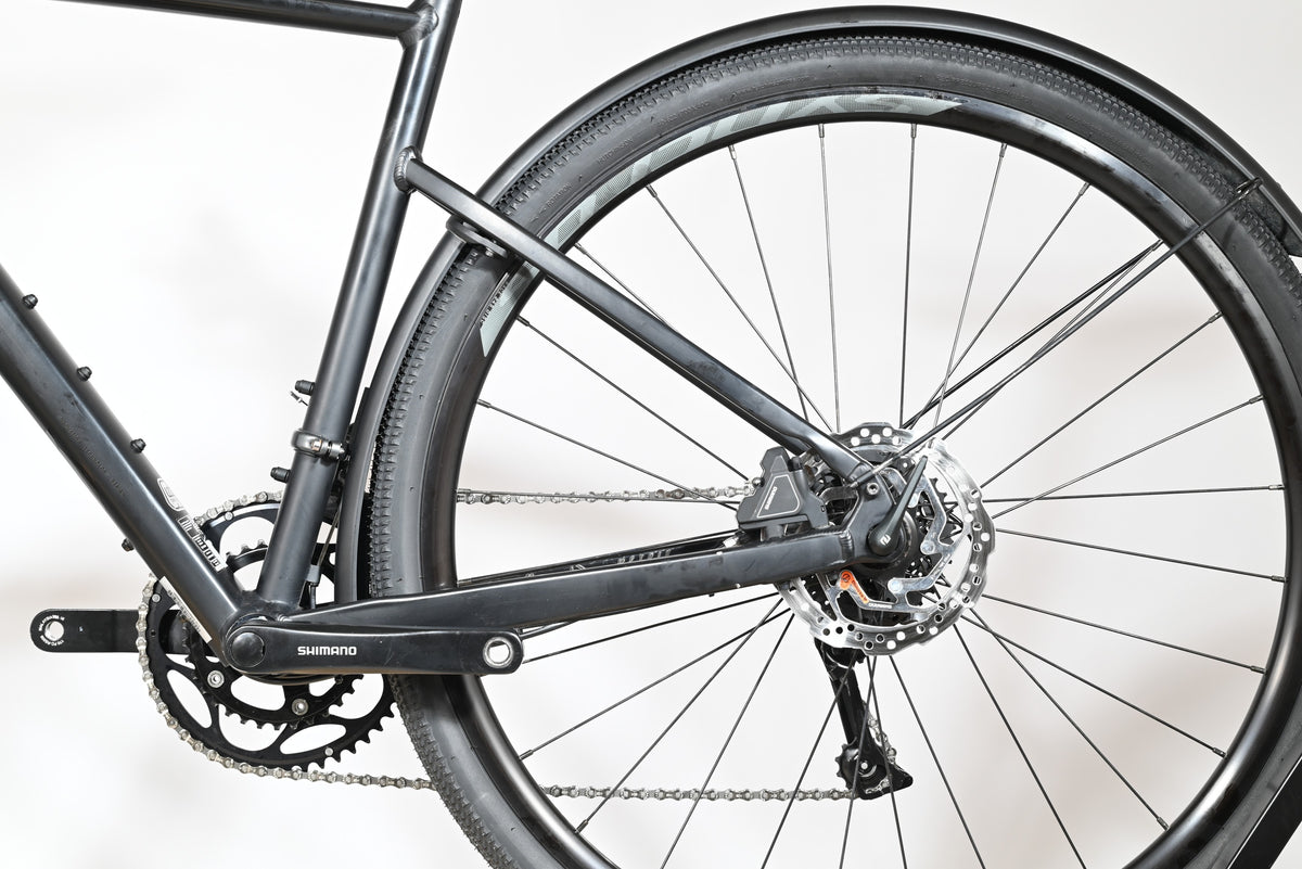 Gros plan sur la roue arrière et la transmission Shimano du vélo Loop Sports Scott Metrix 30 EQ 2024 noir