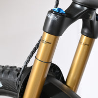 Fourche de VTT électrique Scott Patron ST 900 Tuned Loop Sports avec plongeurs dorés Kashima et réglages bleus