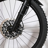 Gros plan sur la roue avant et le frein à disque du vélo électrique Scott Patron ST 900 Tuned chez Loop Sports