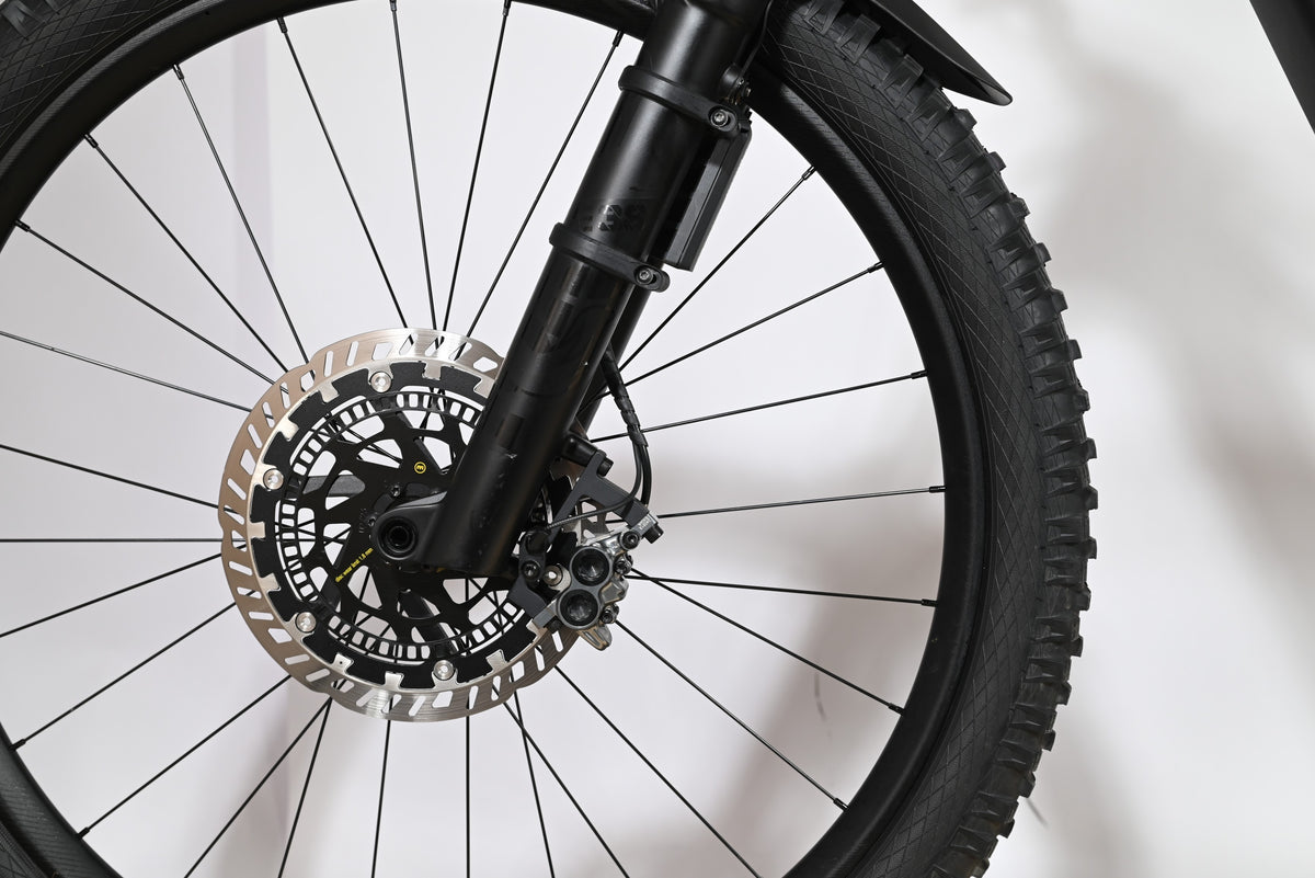 Gros plan sur la roue avant et le frein à disque du vélo électrique Scott Patron ST 900 Tuned chez Loop Sports