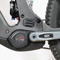 Gros plan sur le moteur Bosch Performance Line CX et le pédalier SRAM GX du vélo électrique Scott Patron ST 900 Tuned Loop Sports