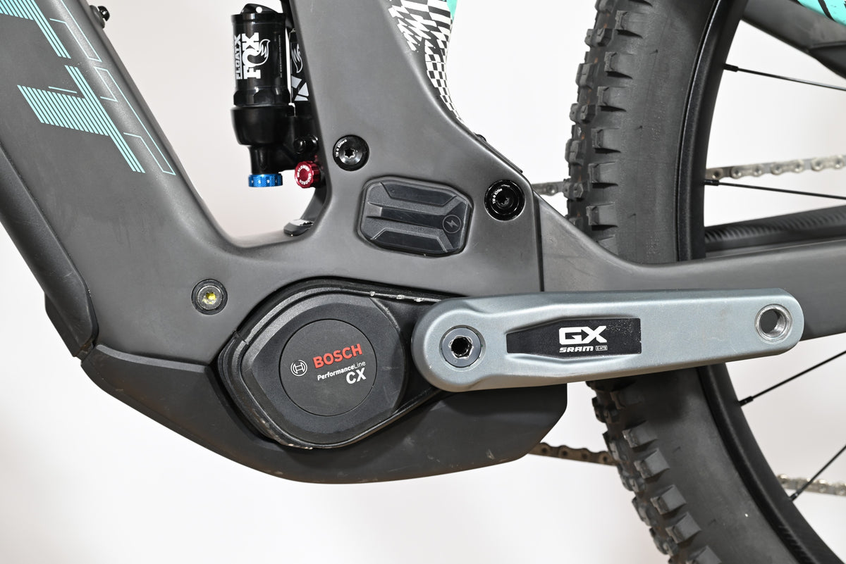 Gros plan sur le moteur Bosch Performance Line CX et le pédalier SRAM GX du vélo électrique Scott Patron ST 900 Tuned Loop Sports