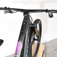 Vue de dessus du poste de pilotage du vélo électrique Loop Sports Scott Patron ST 900 Tuned noir avec détails roses
