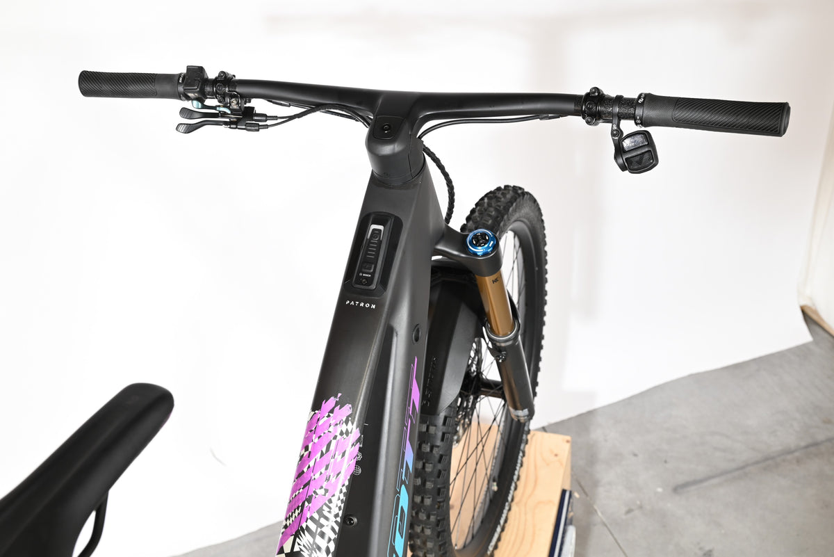 Vue de dessus du poste de pilotage du vélo électrique Loop Sports Scott Patron ST 900 Tuned noir avec détails roses