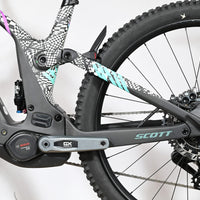 Velo electrique VTT Loop Sports Scott Patron ST 900 Tuned 2025 avec cadre carbone a motifs damiers et moteur Bosch