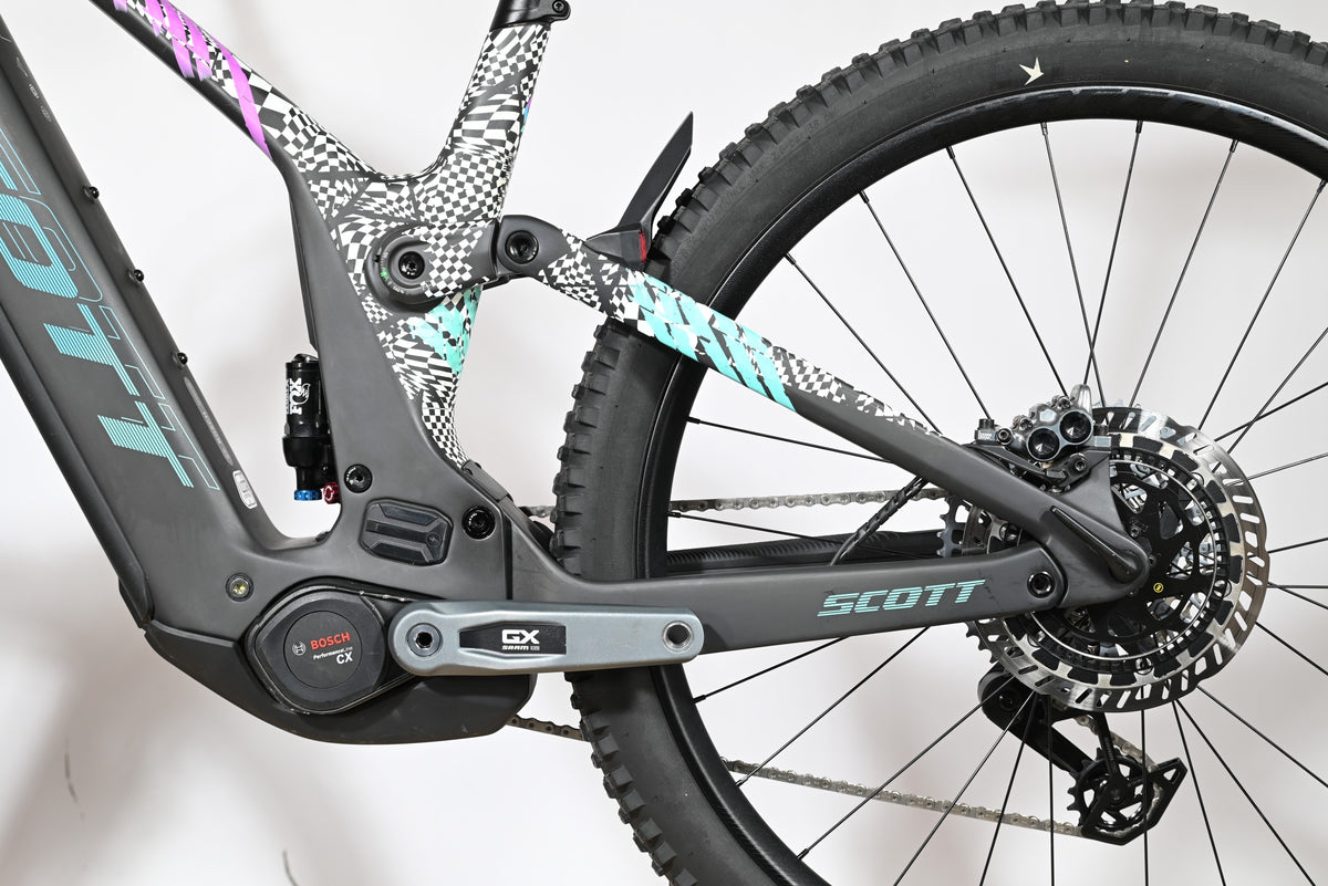 Velo electrique VTT Loop Sports Scott Patron ST 900 Tuned 2025 avec cadre carbone a motifs damiers et moteur Bosch
