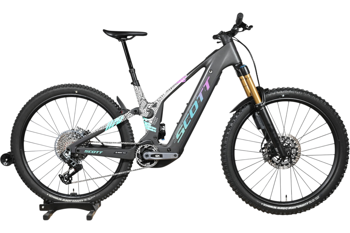 Velo electrique tout-terrain Loop Sports Scott Patron ST 900 Tuned gris avec cadre carbone et suspension Fox