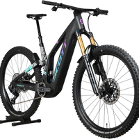 VTT électrique Scott Patron ST 900 Tuned noir avec accents violets et turquoise, disponible chez Loop Sports
