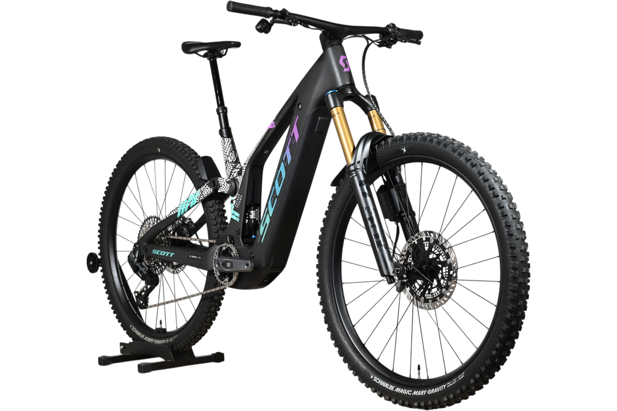 VTT électrique Scott Patron ST 900 Tuned noir avec accents violets et turquoise, disponible chez Loop Sports