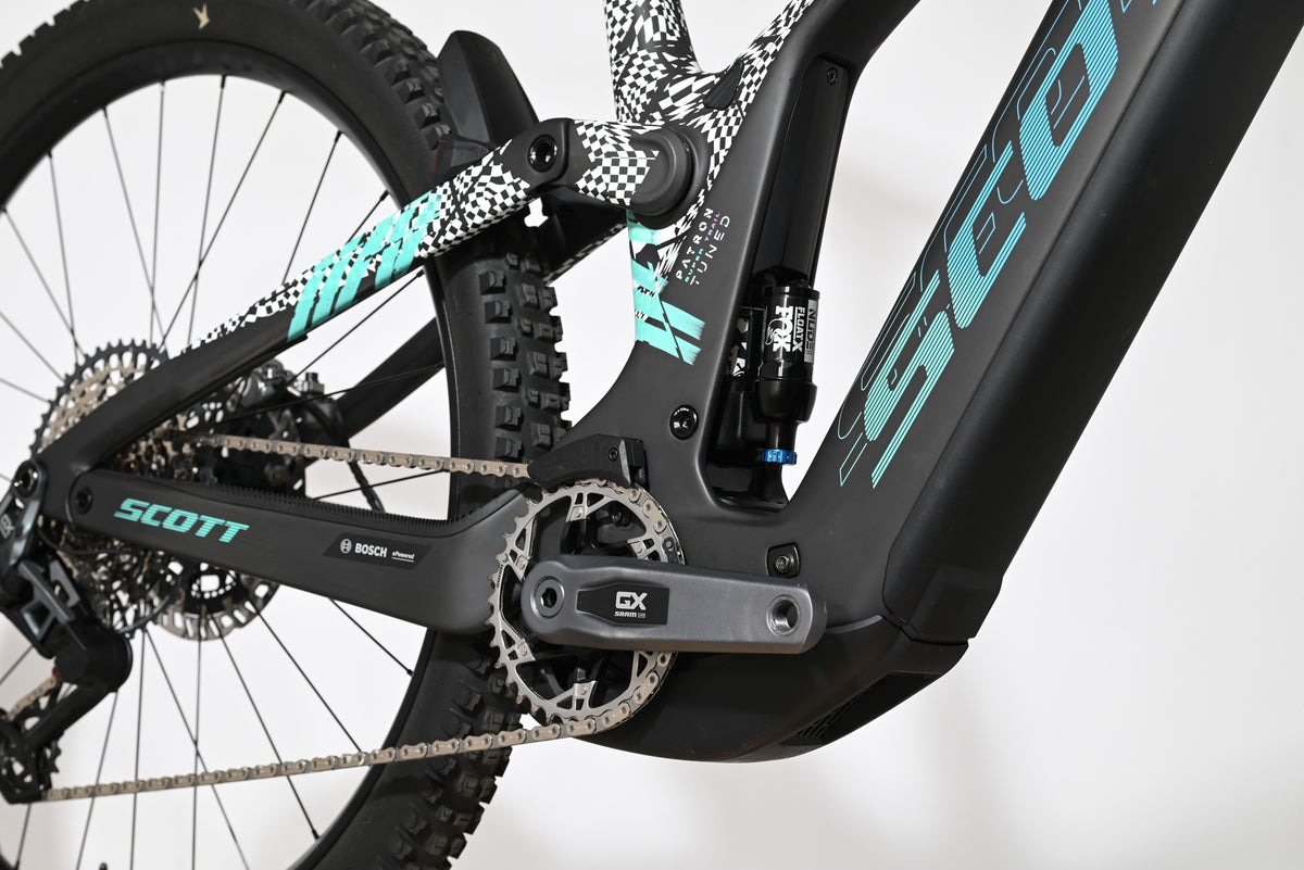 VTT électrique Loop Sports Scott Patron ST 900 Tuned noir avec cadre en carbone, amortisseur Fox et moteur Bosch