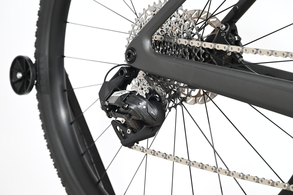 Dérailleur arrière SRAM Apex sur vélo gravel électrique Loop Sports Scott Solace Gravel eRide 30 noir