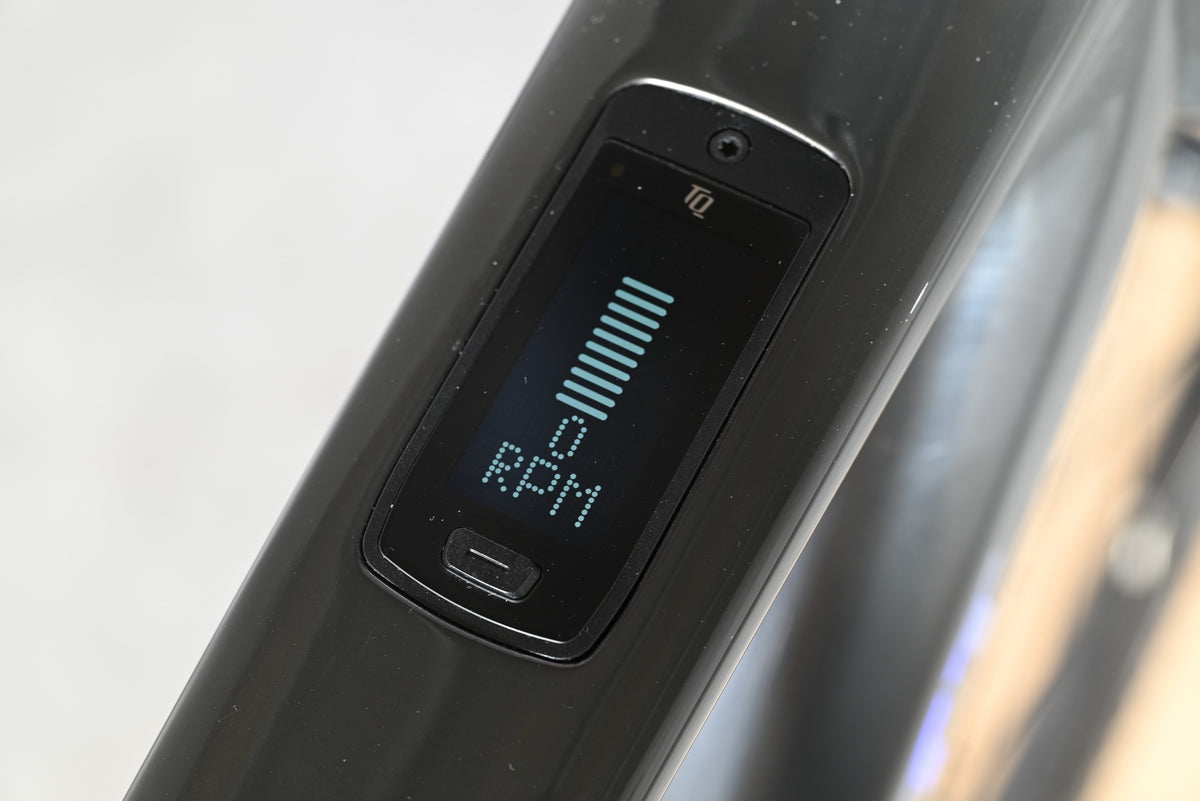 Écran de contrôle TQ intégré sur le cadre noir du vélo électrique Scott Solace Gravel eRide 30 de Loop Sports