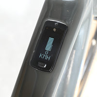 Écran de contrôle TQ intégré sur le cadre gris du vélo électrique gravel Scott Solace Gravel eRide 30 de Loop Sports