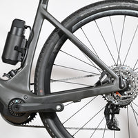 Gros plan sur la roue arrière et le moteur électrique du vélo gravel Loop Sports Scott Solace eRide 30 gris mat