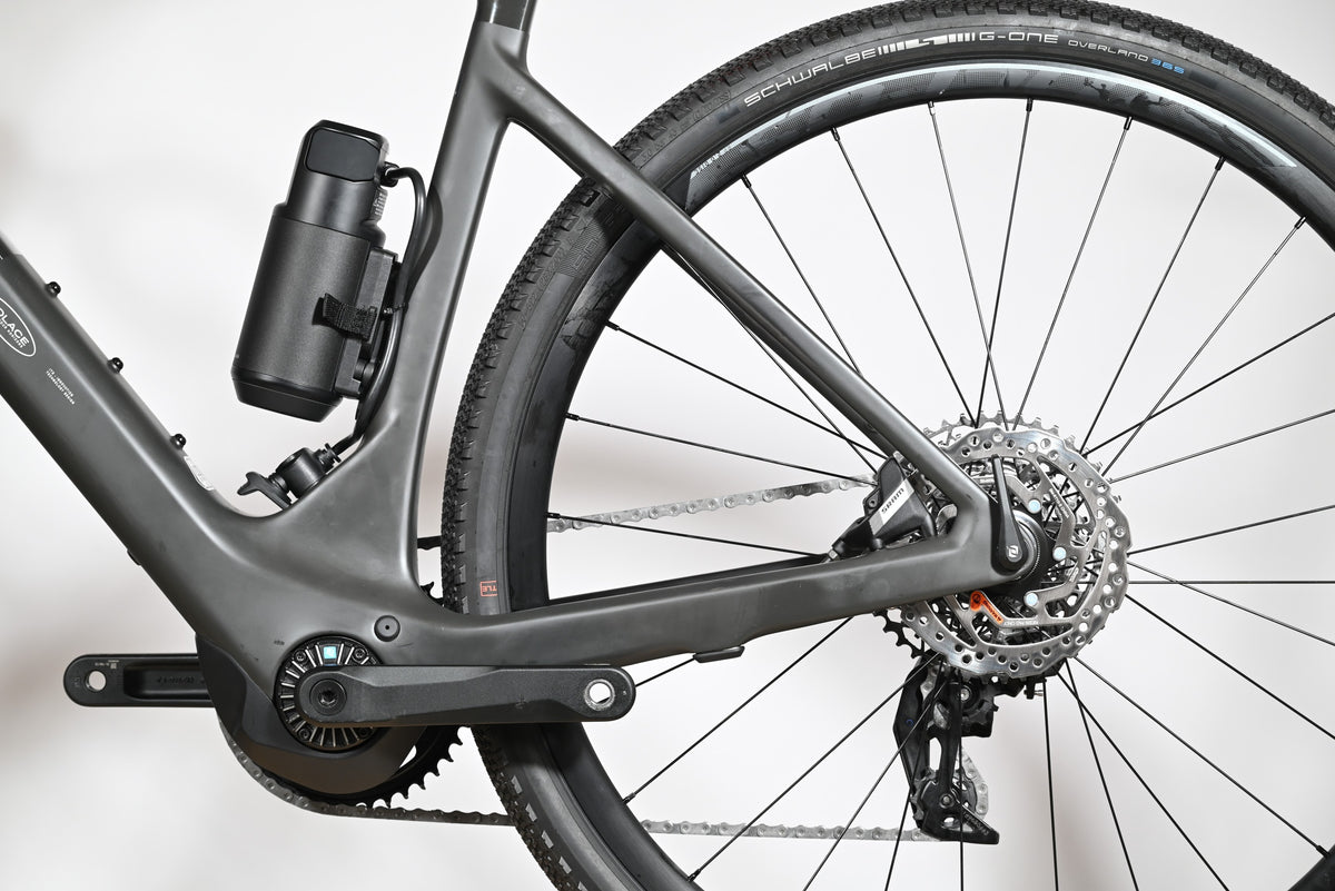 Gros plan sur la roue arrière et le moteur électrique du vélo gravel Loop Sports Scott Solace eRide 30 gris mat