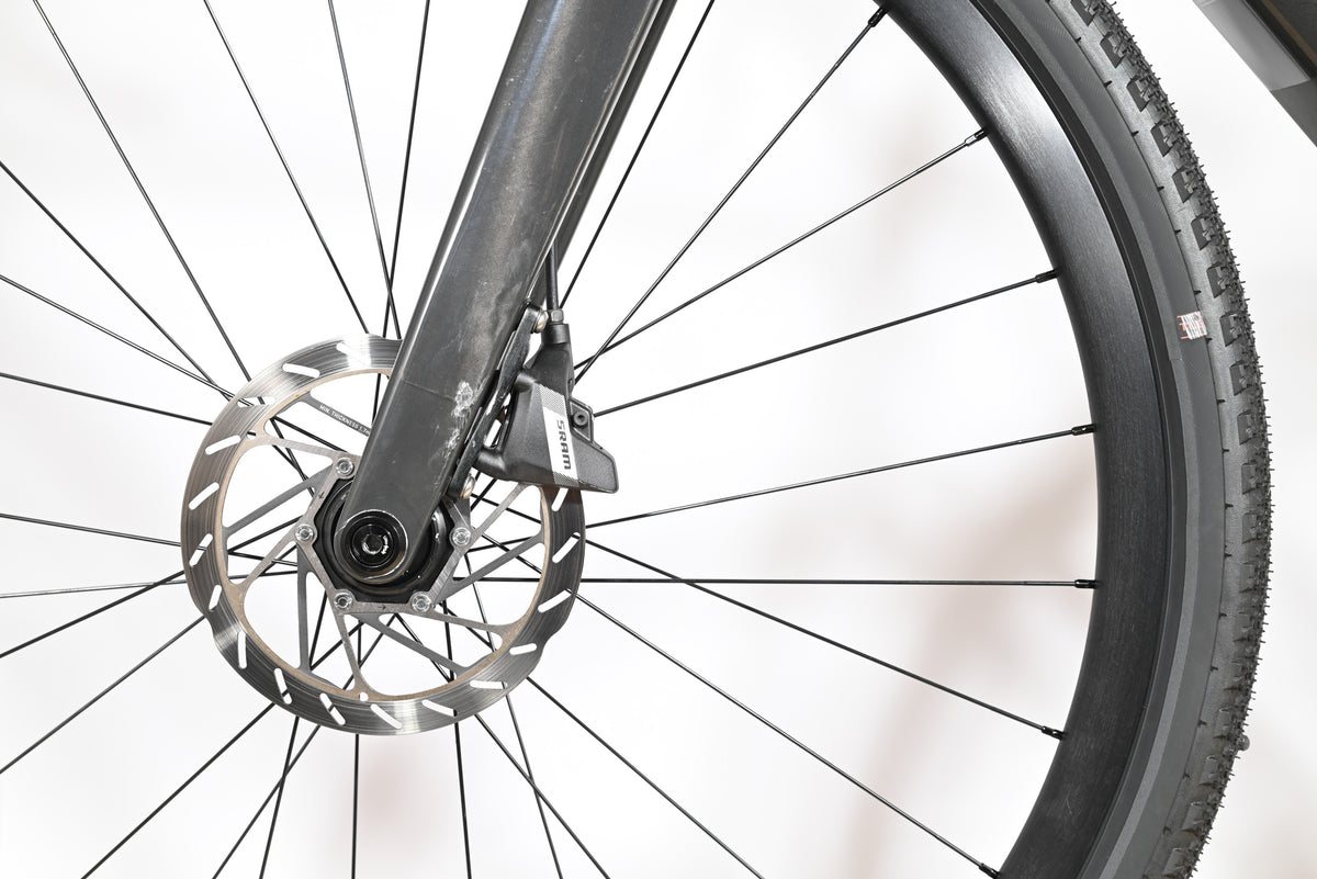 Gros plan sur la roue avant et le frein à disque SRAM du vélo gravel électrique Loop Sports Scott Solace eRide 30
