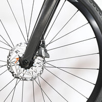 Gros plan sur le frein à disque hydraulique SRAM et la fourche en carbone du vélo gravel Loop Sports Scott Solace