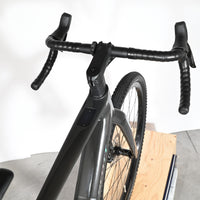 Vue plongeante sur le cintre et le cadre noir du vélo électrique de gravel Loop Sports Scott Solace Gravel eRide 30