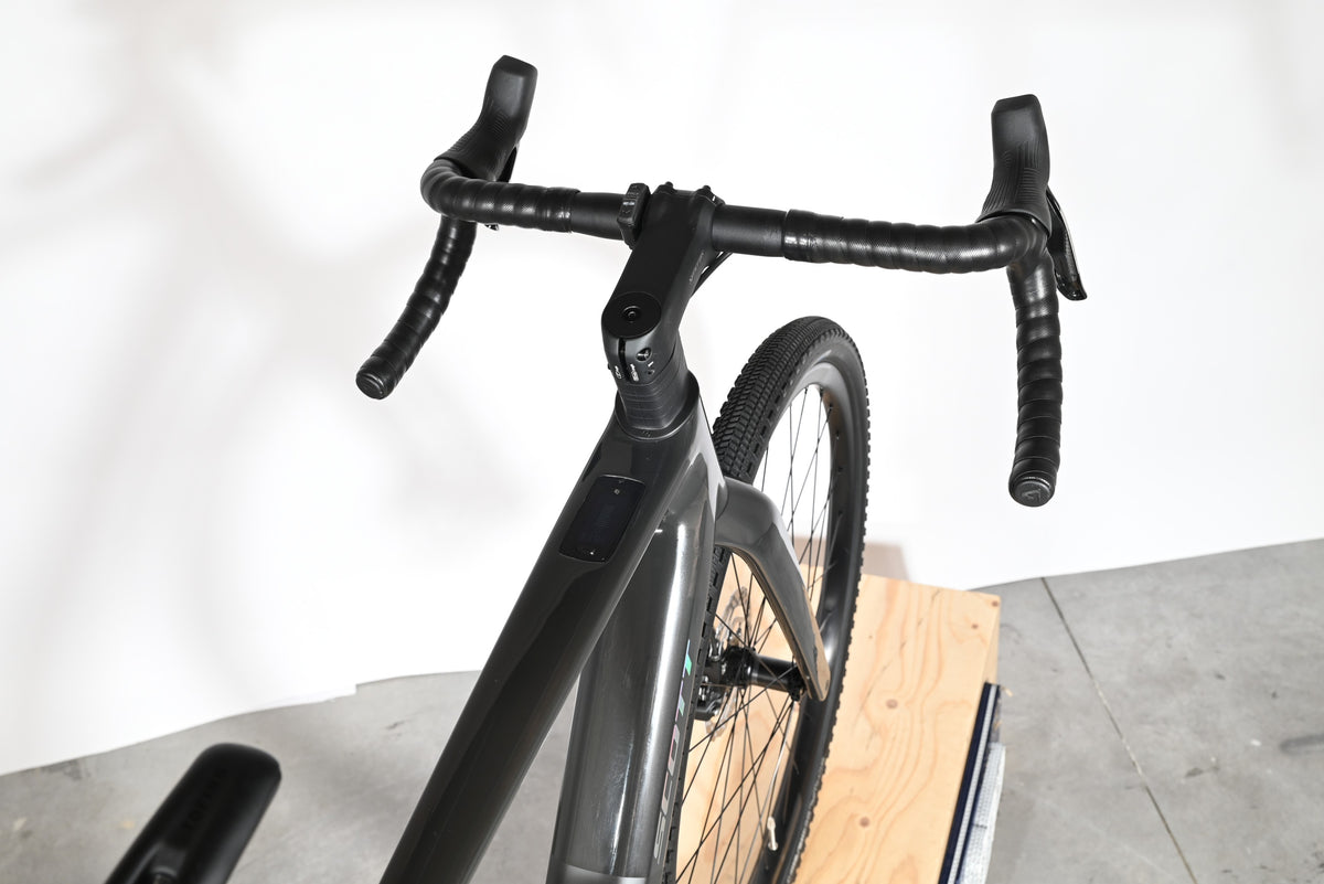 Vue plongeante sur le cintre et le cadre noir du vélo électrique de gravel Loop Sports Scott Solace Gravel eRide 30