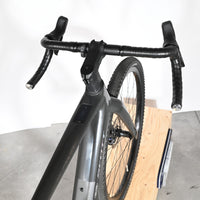 Vélo gravel électrique Loop Sports Scott Solace eRide 30 gris avec guidon de course et écran intégré sur le cadre