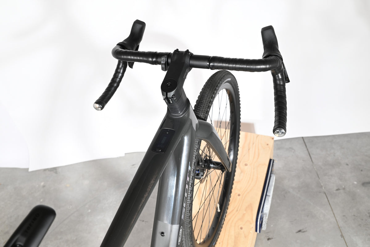 Vélo gravel électrique Loop Sports Scott Solace eRide 30 gris avec guidon de course et écran intégré sur le cadre