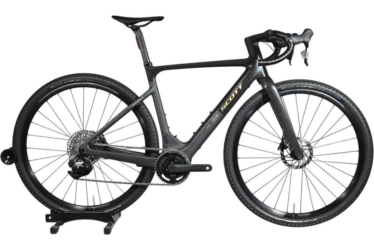 Vélo de gravel électrique Scott Solace Gravel eRide 30 noir mat de Loop Sports avec cadre carbone et pneus larges