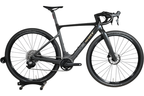 Vélo de gravel électrique Scott Solace Gravel eRide 30 noir mat de Loop Sports avec cadre carbone et pneus larges