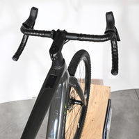 Vue rapprochée du guidon et du cadre gris du vélo électrique de gravel Loop Sports Scott Solace Gravel eRide 30