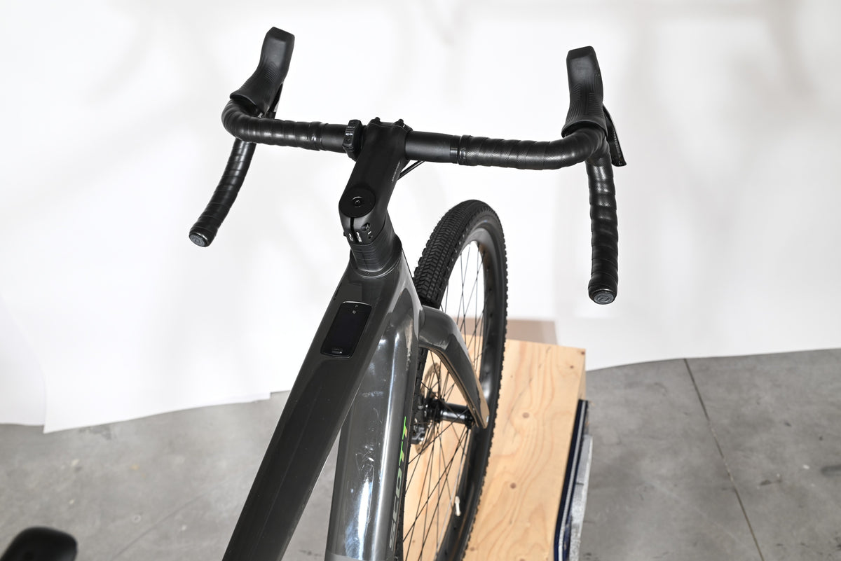 Vue rapprochée du guidon et du cadre gris du vélo électrique de gravel Loop Sports Scott Solace Gravel eRide 30