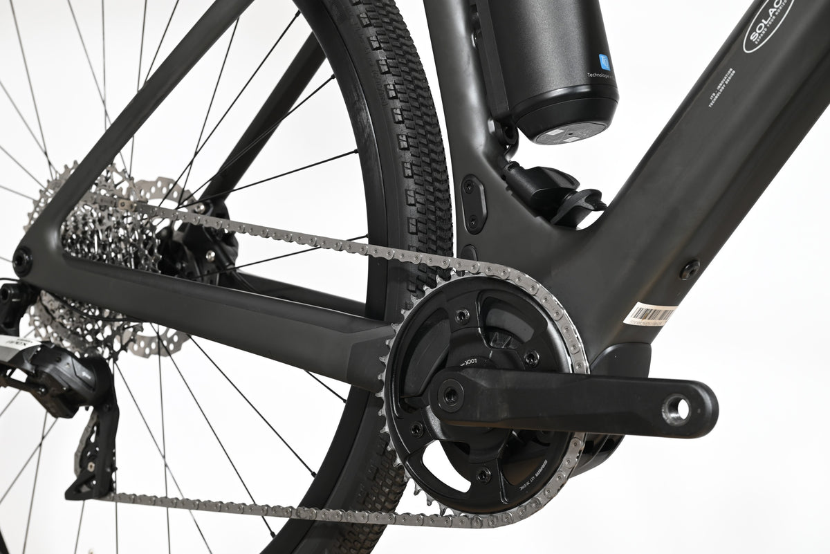 Gros plan sur la transmission et le moteur électrique du vélo gravel Loop Sports Scott Solace Gravel eRide 30 noir