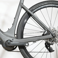Gros plan sur le cadre et la roue arrière du vélo électrique de gravel Loop Sports Scott Solace eRide 30 gris mat